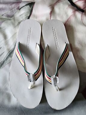 HUDSONS BAY White Flip Flop Sandals with Multicolor Straps